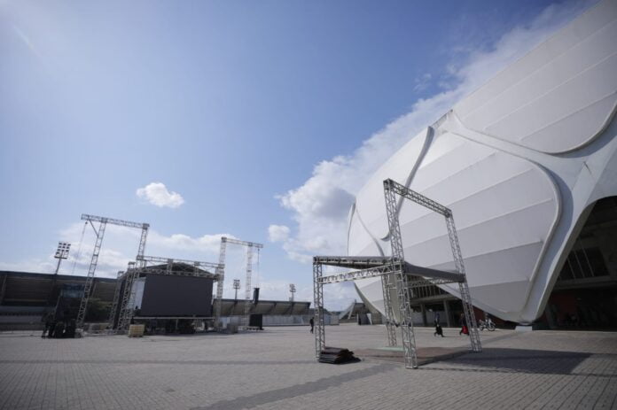 Montagem de telões na Arena da Amazônia