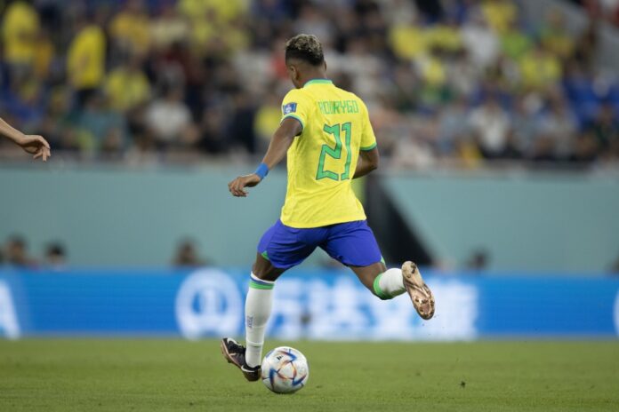 Atacante Rodrygo chuta para o gol em partida contra a Suíça