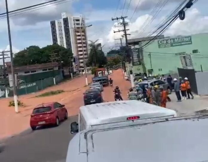 Rompimento de adutora em avenida assusta moradores da Compensa