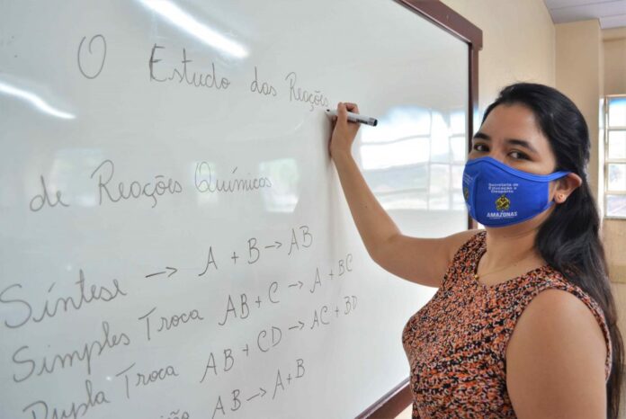 Profissionais da rede pública de ensino receberão 14 salário