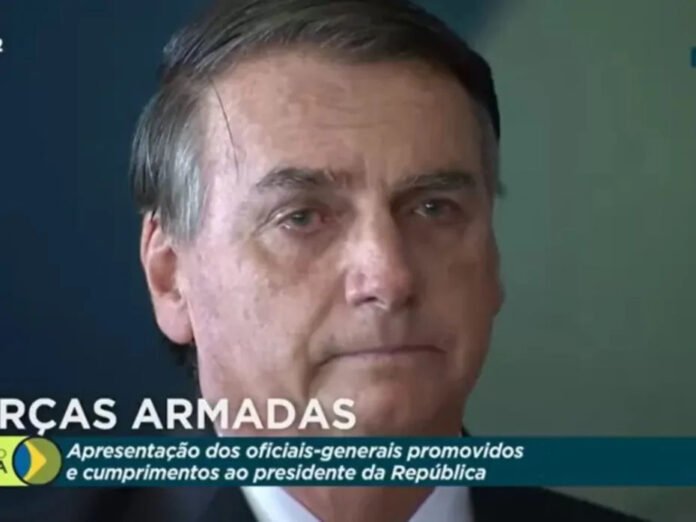 Bolsonaro é visto chorando em evento militar, e não discursa