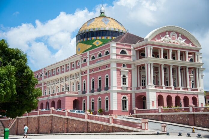 Teatro Amazonas é considerado o monumento mais bonito do Brasil