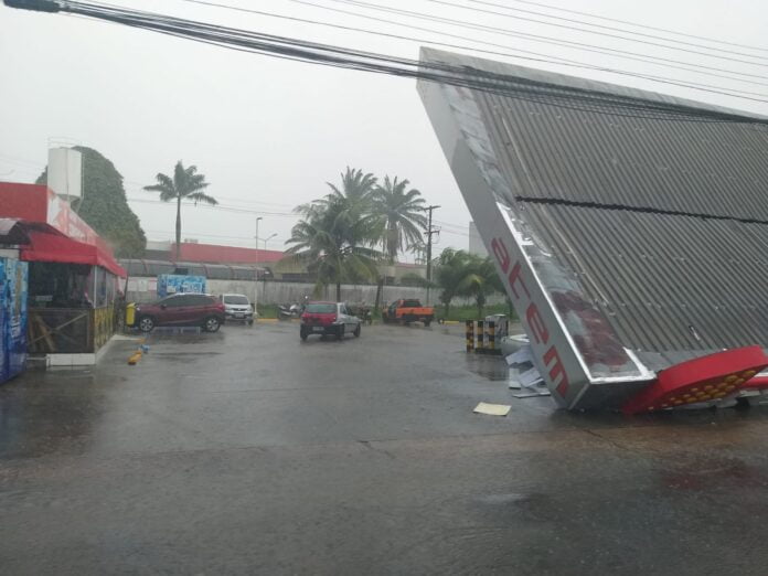 Vídeos: posto de combustível desaba com forte chuva em Manaus