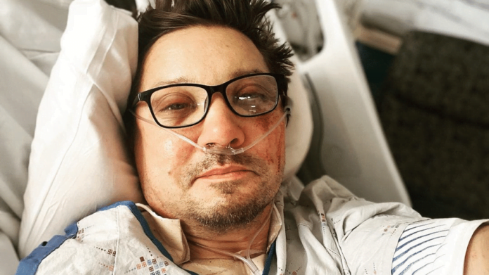 Jeremy Renner posta foto após acidente e agradece apoio dos fãs