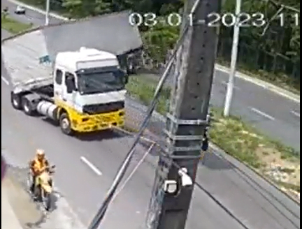 Vídeo: Condutores escapam após carreta invadir avenida em Manaus