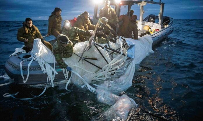 O balão chinês abatido recentemente pela Força Aérea norte-americana fazia parte de um programa de vigilância da China e estava incluído entre muitos outros, acredita Washington. Seria parte de uma vasta frota a operar em cinco continentes. Um laboratório do governo norte-americano em Quântico, no estado da Virgínia, tem uma equipe de engenharia do FBI, o Departamento Federal de Investigação, a analisar os destroços do balão recuperado das águas da costa de Myrtle Beach, na Carolina do Sul, depois de ter sido abatido no sábado (4) por um caça. Os especialistas tentam coletar toda a informação disponível sobre a tecnologia usada na construção do dirigível em busca da melhor forma de rastrear balões de vigilância no futuro. Na terça-feira, as autoridades dos Estados Unidos (EUA) disseram que o balão teria partido de Hainan, uma ilha no Sul da China que abriga uma base militar naval. Um dia depois, anunciaram que o equipamento faria parte de uma frota mais ampla de vigilância, que sobrevoa os cinco continentes. 