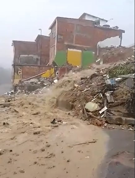 Entulho invade casas no Bairro da Paz após temporal