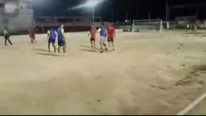 VEJA VÍDEO: Homem é morto durante jogo de futebol no Jorge Teixeira