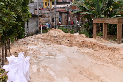 130 residências em risco são interditadas no bairro Jorge Texeira