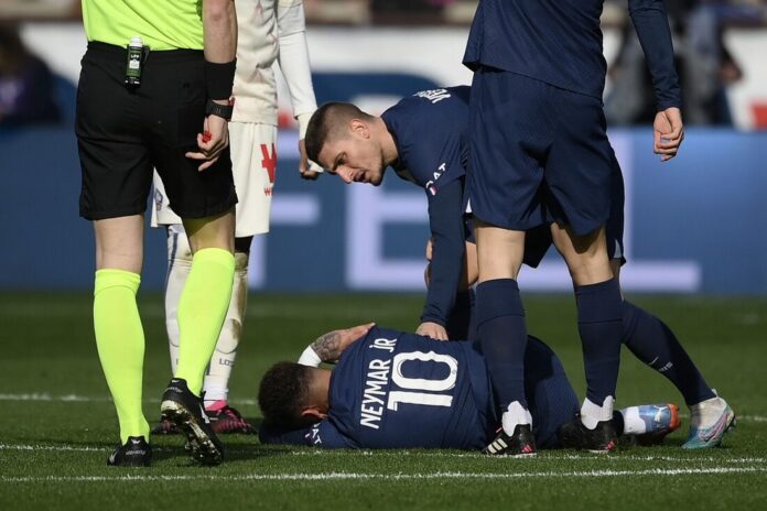 Neymar caído,com dor - Foto: Franck Fife/AFP