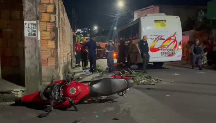 Mulher morre após cair de moto em bueiro sem tampa em Manaus