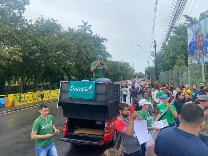 Professores protestam por reajuste salarial em frente ao Governo do AM