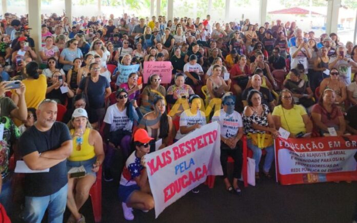 Greve da educação continua no AM após categoria rejeitar proposta do Governo