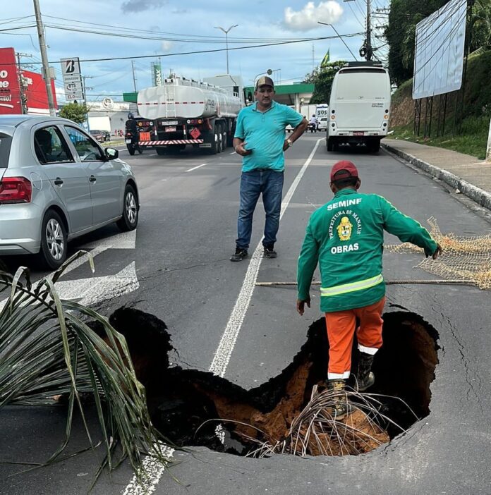 Cratera se abre na Av. Torquato Tapajós e trecho é interditado