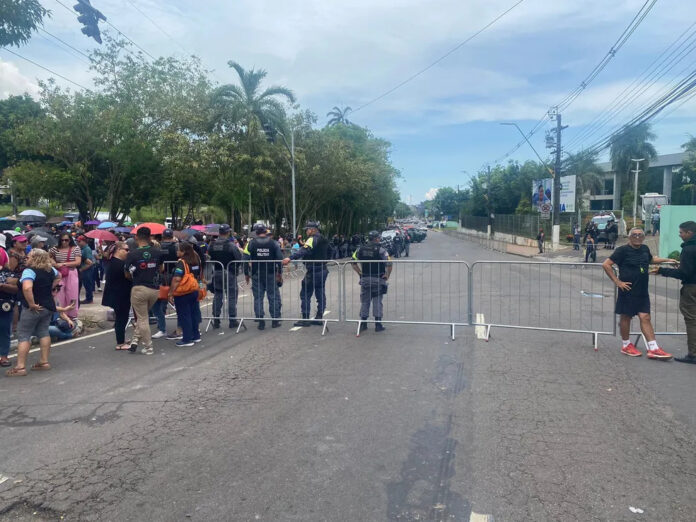 Greve dos professores: Protesto em frente ao Governo do AM muda trânsito