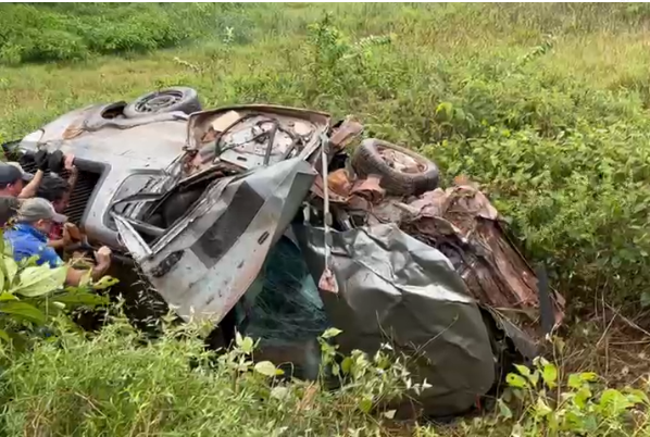 carro destruído