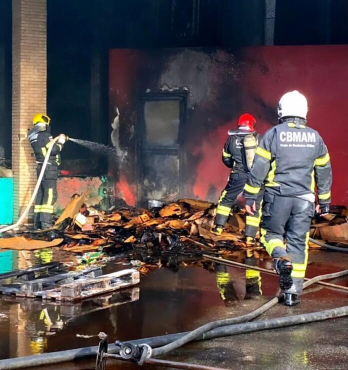 Fogo atinge parte de supermercado em Manaus; 2 pessoas foram socorridas