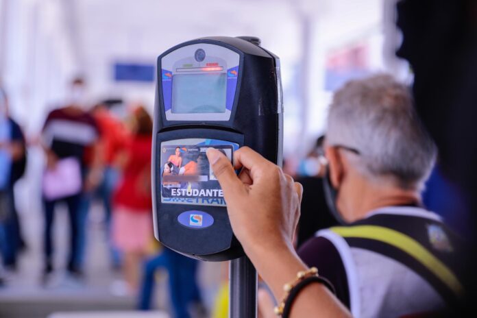 Governo do AM repassa mais R$ 20 milhões à Prefeitura para Passe Livre Estudantil