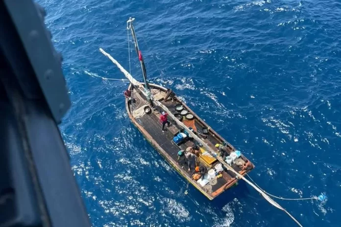 Pescadores são resgatados após passar seis dias à deriva