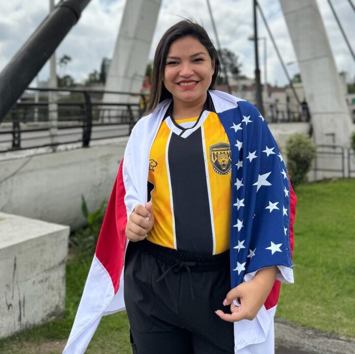 Imagem colorida mostra a deputada Joana D'Arc com a camisa do Amazonas FC e a bandeira do Amazonas em volta do ombro