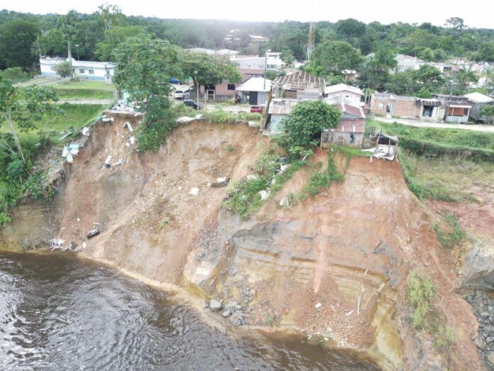 DENÚNCIA: Comunidade em Jutaí alerta para desabamento de barranco, veja vídeo