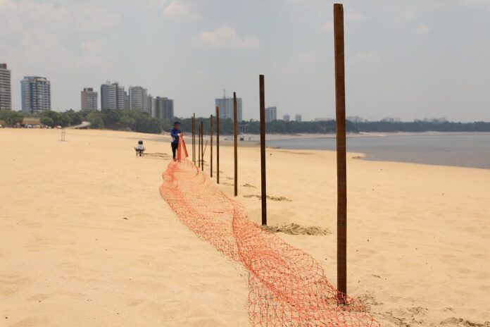 Praia da Ponta Negra é cercada para delimitar interdição para banho