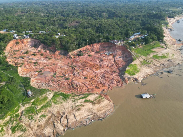 Sobe para 2 o número de mortos em deslizamento de barranco em Beruri