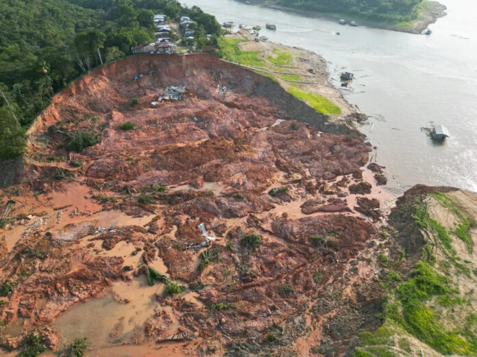 Queda de barranco em Beruri: 45 casas foram destruídas, 30 estão sob risco