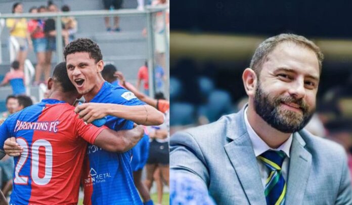 Imagem colorida mostra parte do elenco do Paritnins FC em 2021 e o filho de Lula, Luis Cláudio