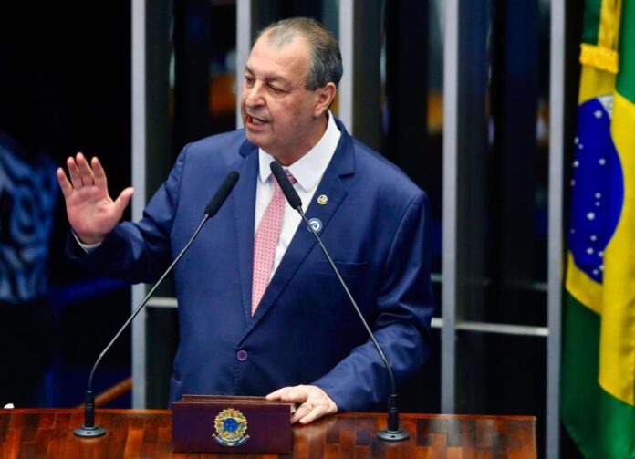 Imagem colorida mostra Omar Aziz em discurso no Senado