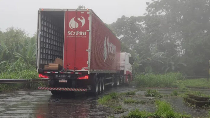 Mega-assalto a caminhão em rodovia de SP acaba com 3 bandidos mortos