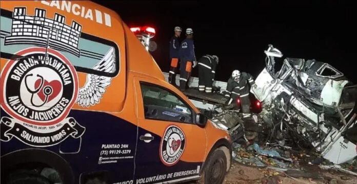 Acidente entre caminhão e ônibus deixa 25 mortos na Bahia