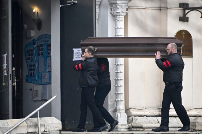 Carregadores do caixão carregam o caixão do falecido líder da oposição russa Alexei Navalny