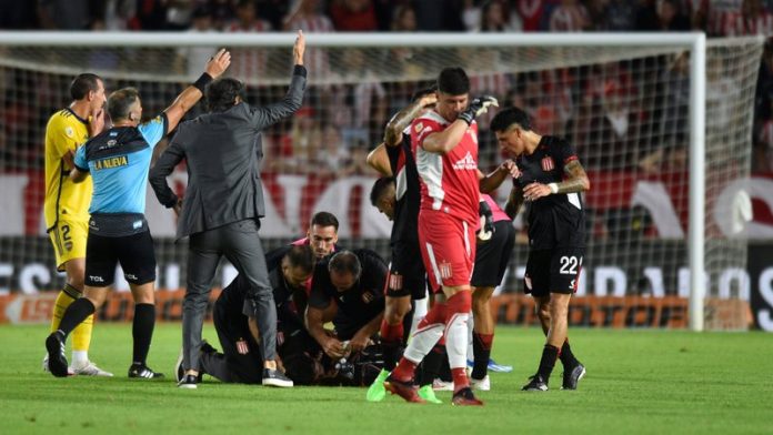 VÍDEO: Partida é suspensa após convulsão de jogador em campo na Argentina