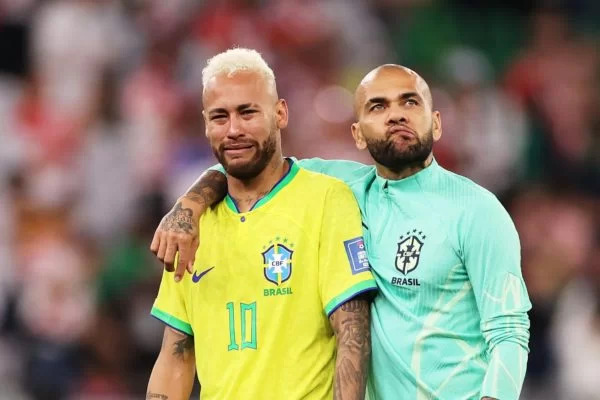 Daniel Alves pede ajuda à família de Neymar para pagar fiança e ser solto, diz jornal espanhol