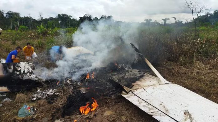 Avião de pequeno porte cai no interior do Acre: Uma pessoa morreu e 2 estão em estado grave